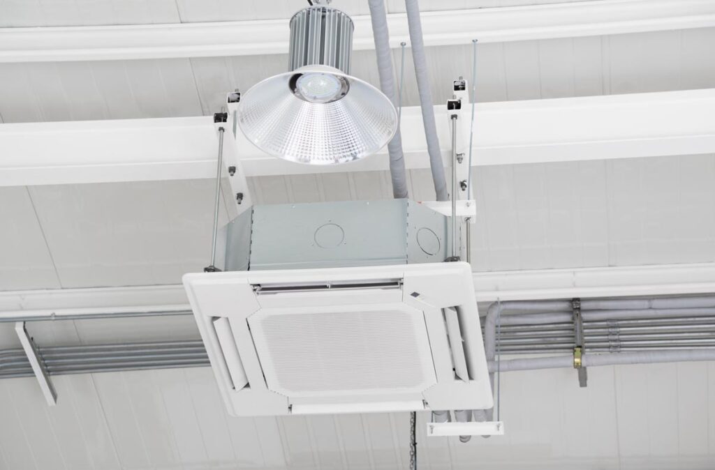 天吊り形業務用エアコンの特徴・メリット・設置工事の方法とは画像